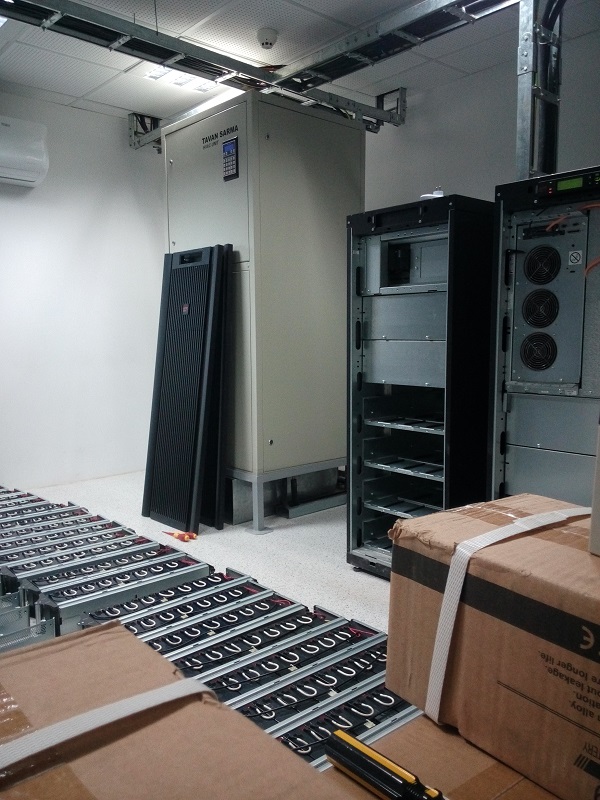 تجهیز یو پی اس توسط شرکت پژواک سامانه قاصدک